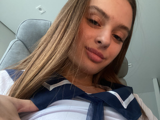 В форме школьницы