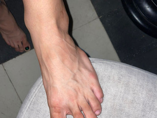 FEET & FLIP FLOPS
