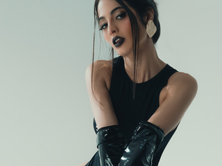 Her dark side is tempting 🖤