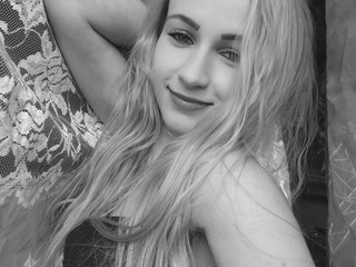 Mia Black%White