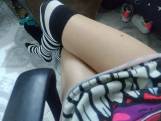 DO YOU LIKE MY PRETTY LEGS?