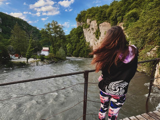 Гуляю по ⛰️ пачкаю кроссовки 😝