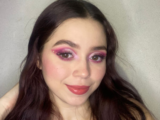 pink eyes