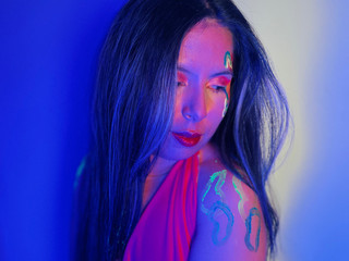 💡 Lights, body and neon pleasure. Do you dare?