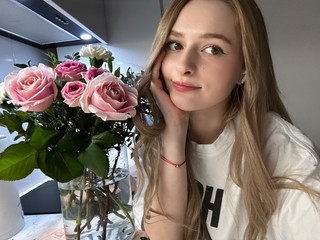 Люблю когда вы дарите мне цветы на стриме ❤️