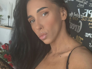 Does black fits me better ?❤