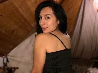 Silk, Skin & Secrets 🕊️🛌💋