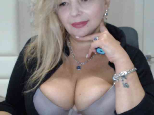aniutkamau webcam