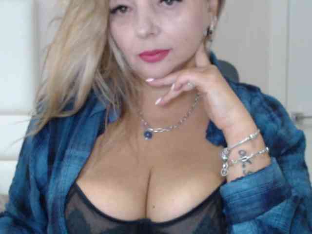 aniutkamau webcam