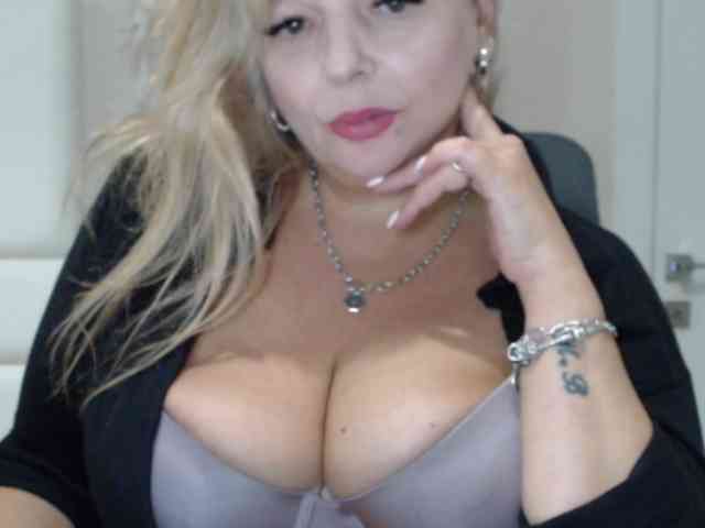 aniutkamau webcam