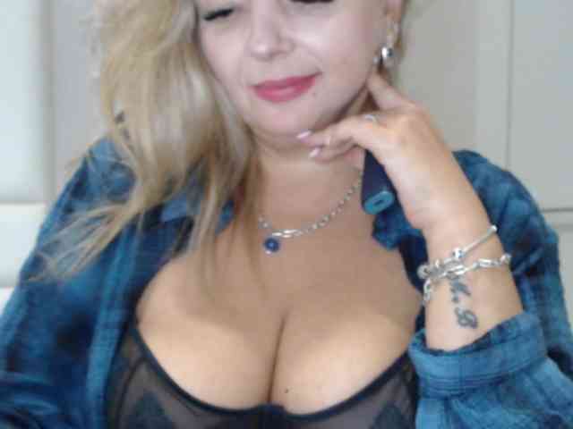 aniutkamau webcam