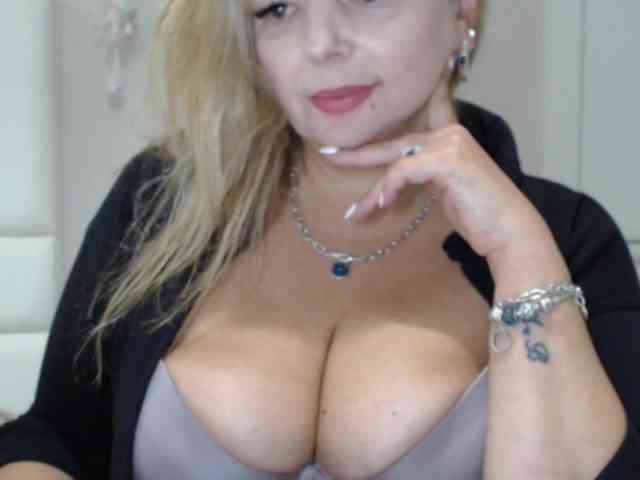 aniutkamau webcam