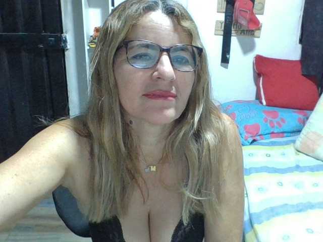 JuanitaWouti webcam