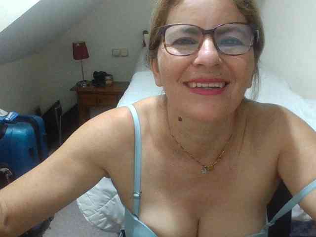 JuanitaWouti webcam