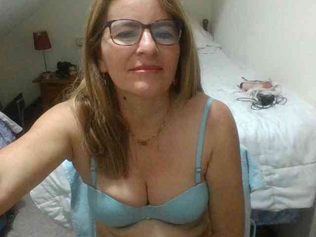 JuanitaWouti webcam