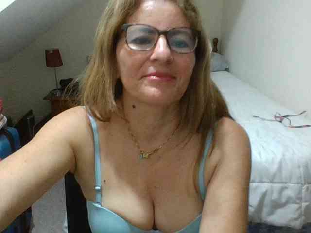 JuanitaWouti webcam
