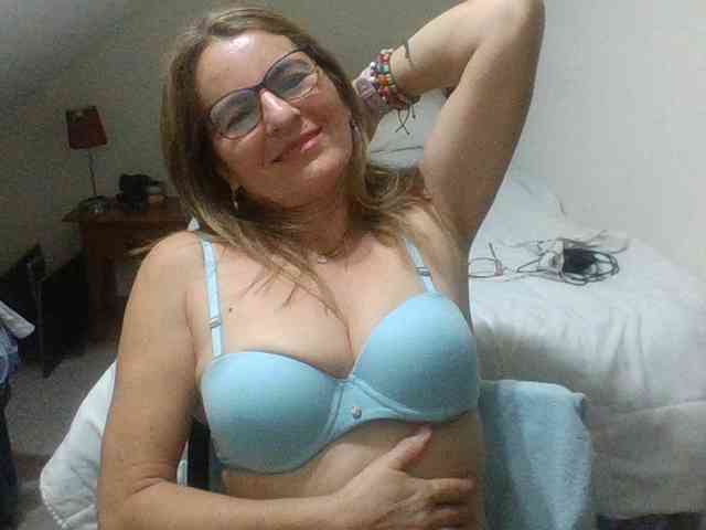 JuanitaWouti webcam
