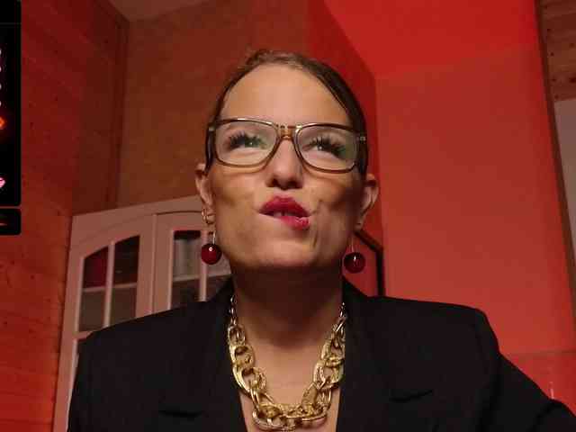 Findom_Lady_Shine webcam