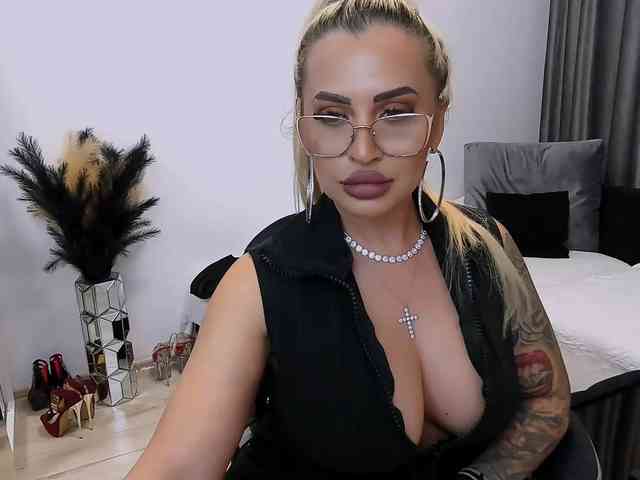 lovelyblondyx webcam
