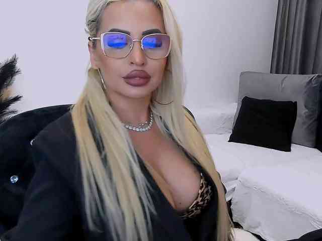 lovelyblondyx webcam