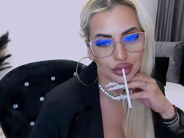 lovelyblondyx webcam