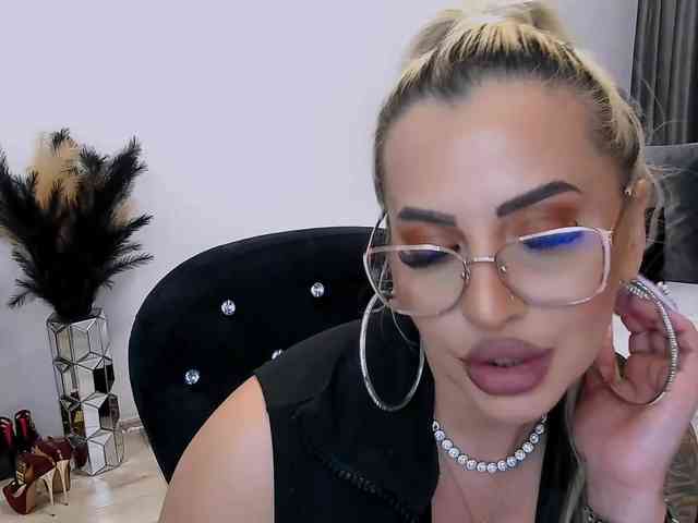 lovelyblondyx webcam