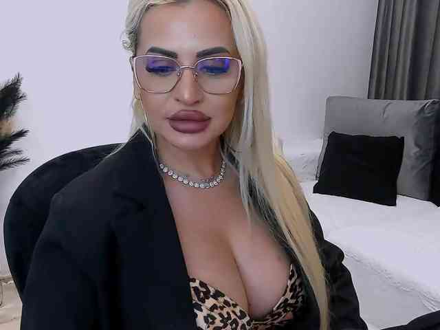 lovelyblondyx webcam