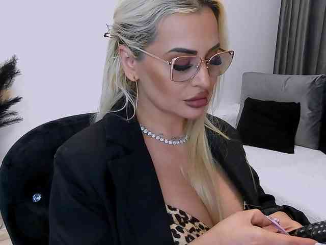 lovelyblondyx webcam