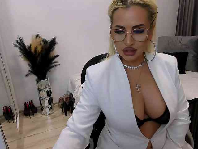 lovelyblondyx webcam