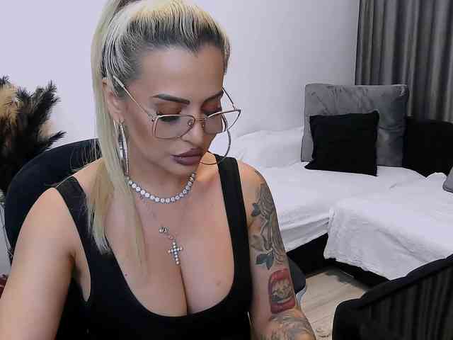 lovelyblondyx webcam