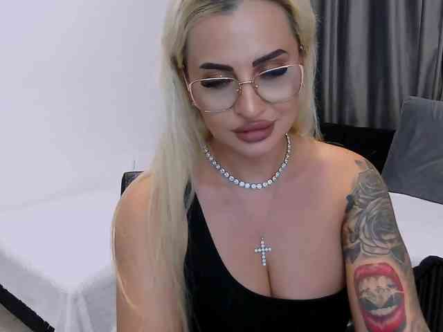 lovelyblondyx webcam