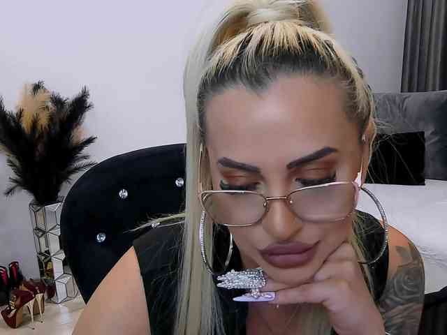lovelyblondyx webcam