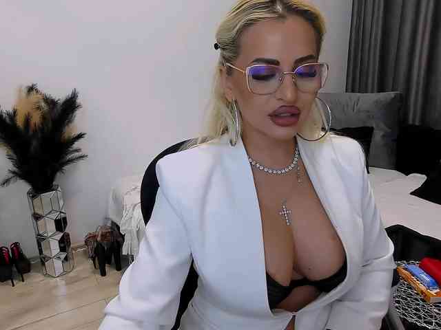 lovelyblondyx webcam