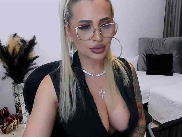 lovelyblondyx webcam