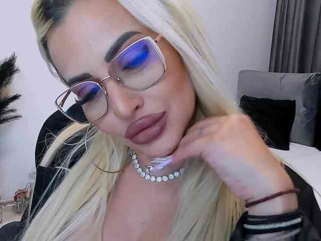 lovelyblondyx webcam