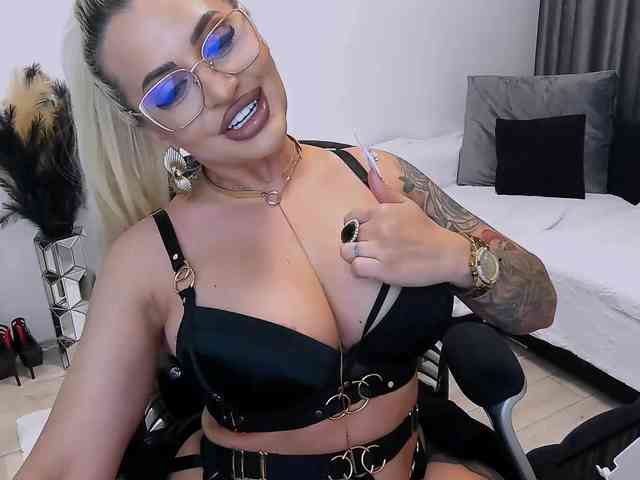 lovelyblondyx webcam