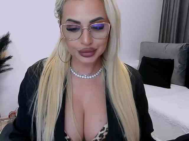 lovelyblondyx webcam