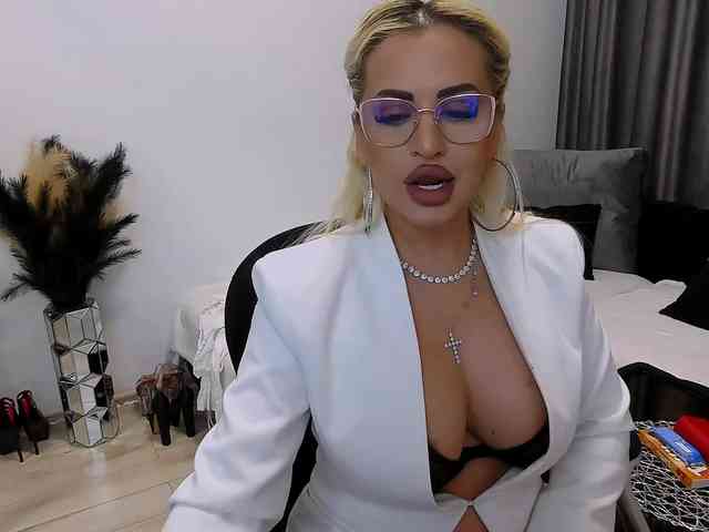 lovelyblondyx webcam