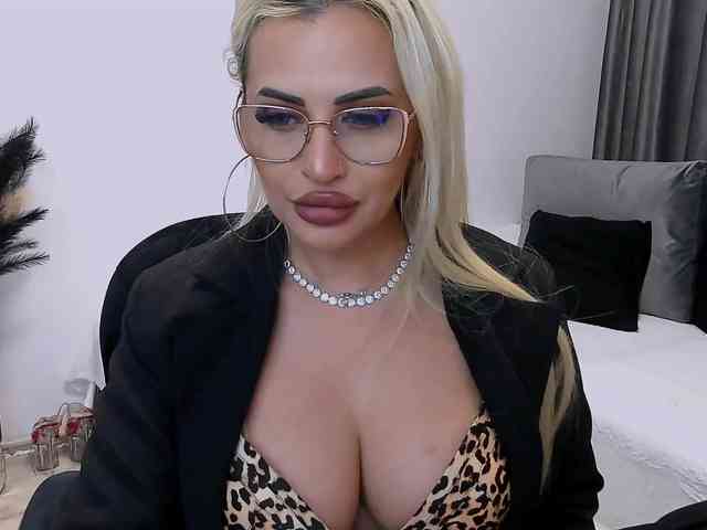 lovelyblondyx webcam