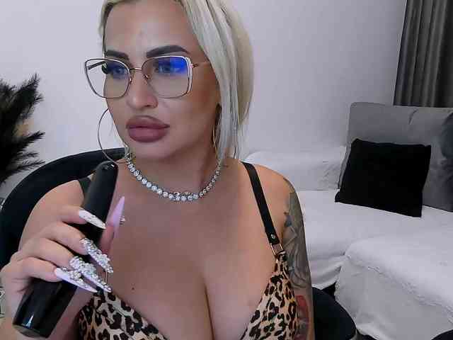 lovelyblondyx webcam