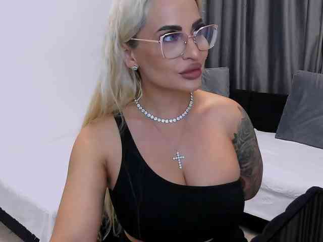 lovelyblondyx webcam
