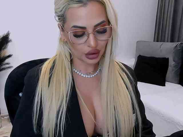 lovelyblondyx webcam