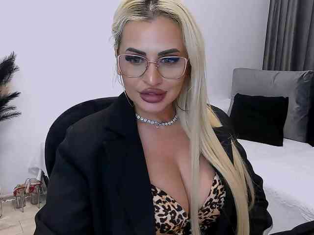 lovelyblondyx webcam