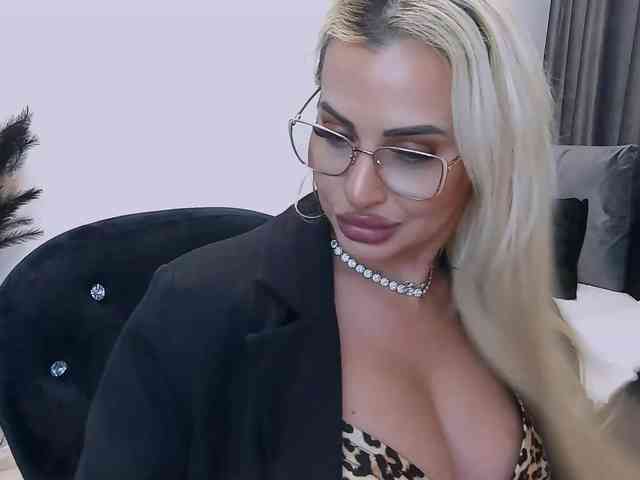 lovelyblondyx webcam