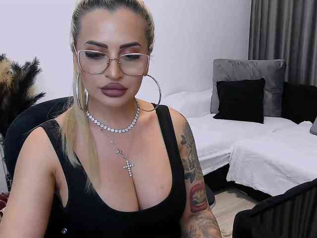 lovelyblondyx webcam