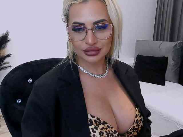 lovelyblondyx webcam