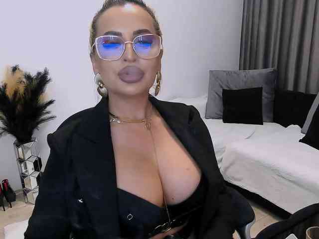 lovelyblondyx webcam