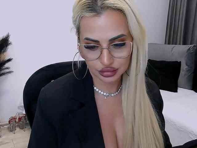 lovelyblondyx webcam