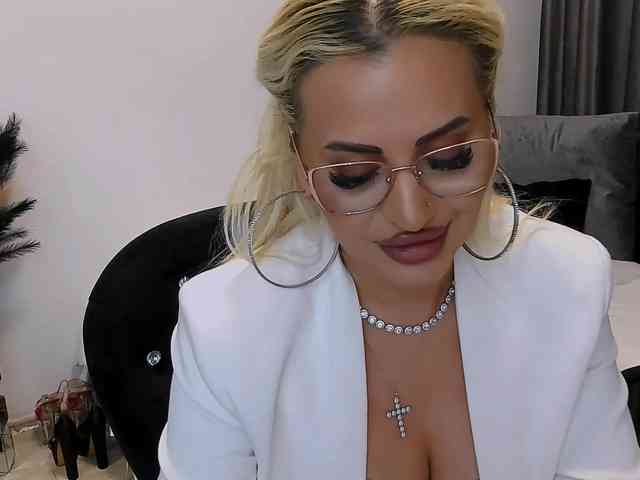 lovelyblondyx webcam