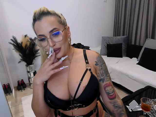 lovelyblondyx webcam